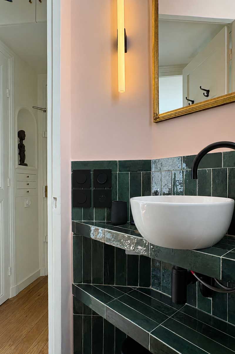 Architecte d'intérieur Paris 11e - meuble vasque sur mesure et zellige vert