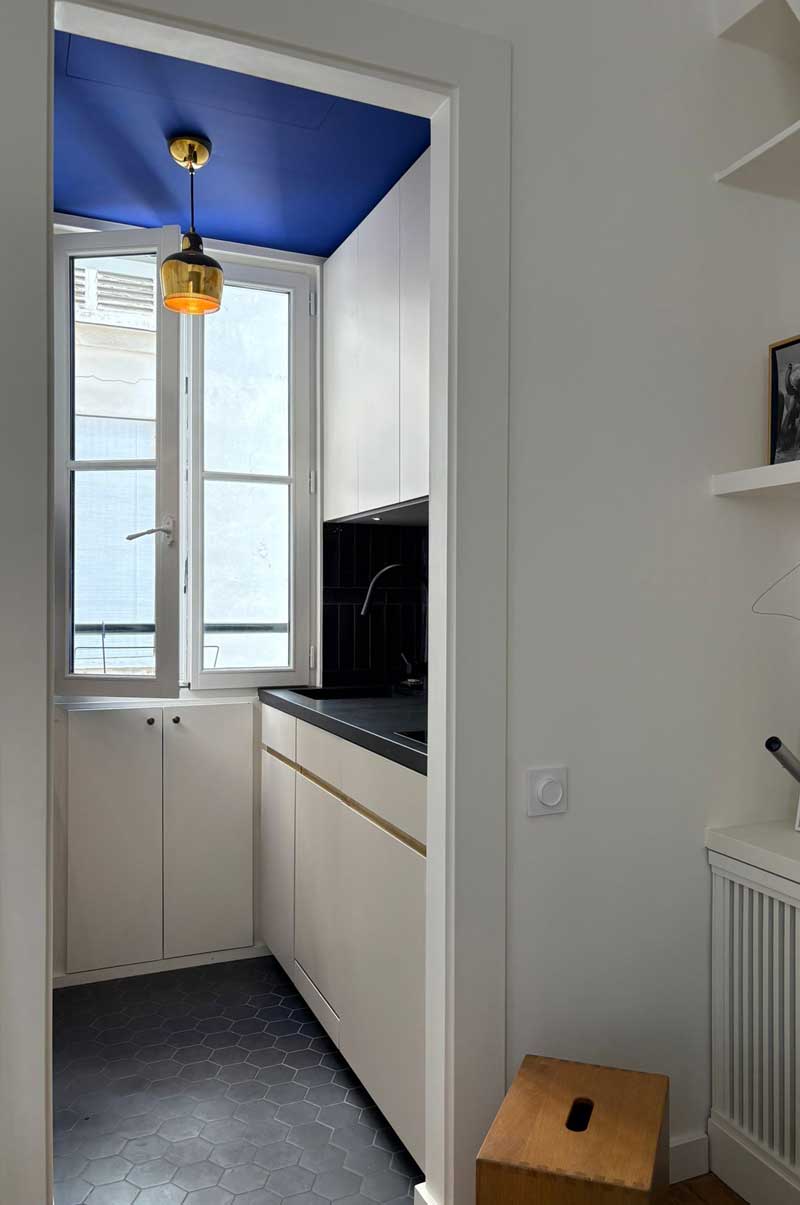 Détail cuisine sur mesure avec plafond bleu